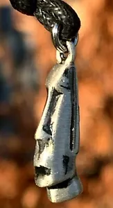 Ciondolo Collana Collana Testa Moai Colore Argento Peltro - Foto 1 di 1