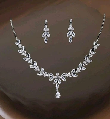 Уникальный комплект свадебных украшений из белого золота 18 карат с лабораторно созданным камнем багетом Swarovski - Изображение 1 из 4