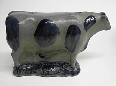 Estatuilla de colección Rowe Pottery Works esmalte de sal de vaca granja cottagecore Foto 1 de 4
