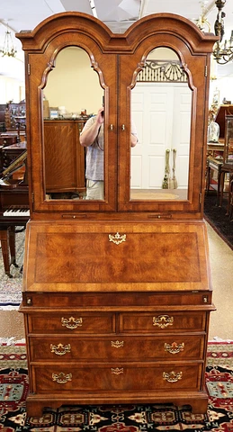 Beautiful Henredon Aston Court Walnut George III Style Secretary Desk Cover