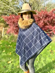 454. Poncho de capa de tweed a cuadros azul hecho a mano - Imagen 1 de 12