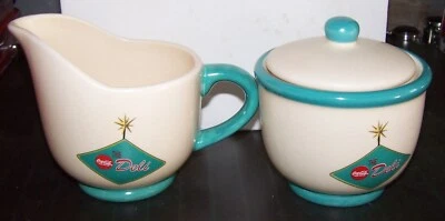 COCA COLA CERÁMICA Crema y Azúcar Set Diseño 3 Piezas Nuevo en Caja DELI Foto 1 de 3