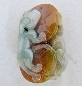 2" Chinesischer geschnitzter grüner & brauner Jadeit Jade Anhänger mit 2 Chilong Babydrachen - Bild 1 von 12