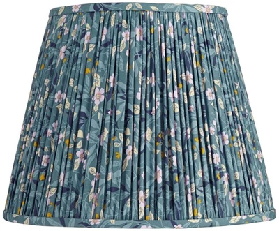 Pantalla de lámpara plisada floral azul Springcrest Misha 9x14x11 Foto 1 de 4