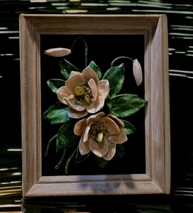 Vintage Keramik prächtige Magnolien gerahmt Dimension 3" Tiefe tolle Details - Bild 1 von 24