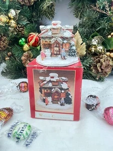 Windsor Collection Pequeño Pueblo de Navidad Candy Shop 2.5" Alto Resina Casa Caja - Imagen 1 de 13