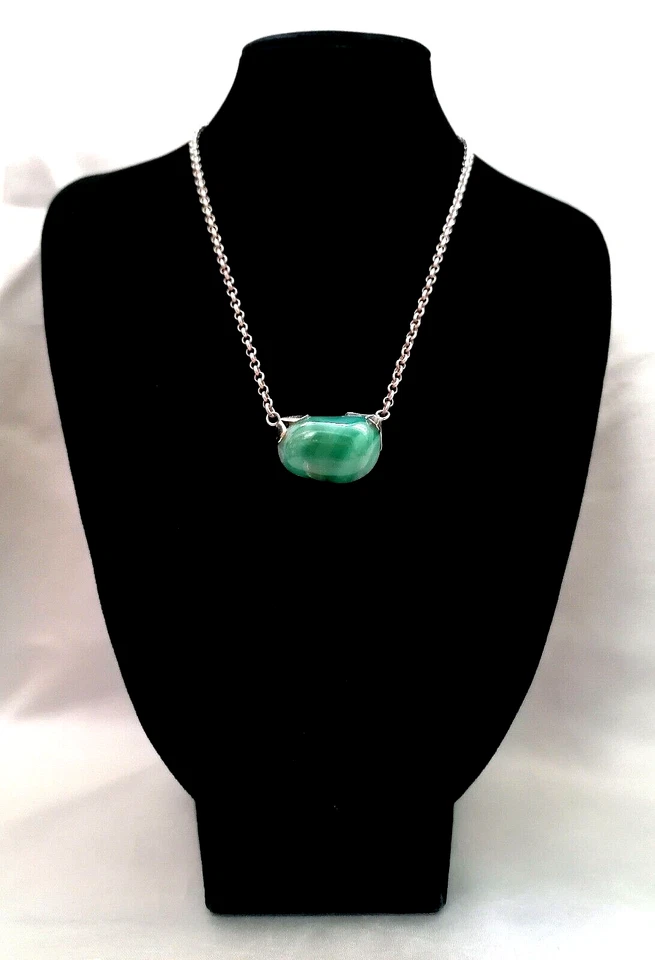 RAFFINATO GIROCOLLO A CATENINA IN ARGENTO CON EPICENTRO IN AGATA VERDE NATURALE. - Immagine 1 di 4