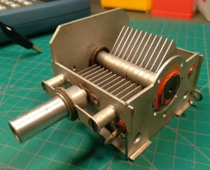 Condensador variable 35-175 pF, 1 kV para sintonizadores HF - 4990 - Imagen 1 de 7