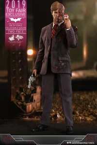 In Hand! New Hot Toys MMS546 The Dark Knight - Two Face Harvey Dent 1/6 Figure - Picture 1 of 9