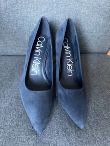 Tacones para mujer Calvin Klein - gamuza real, azul, talla EU 39 - NUEVOS - Imagen 1 de 7