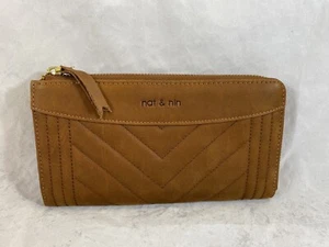 Cartera Nat & Nin con Cremallera Hecha en Italia Elegante Cuero Gamuza Marrón COMO NUEVA - Imagen 1 de 5
