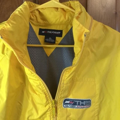 Jaqueta corta-vento vintage anos 90 Hilfiger Athletics amarela reflexiva zíper completo  - Imagem 1 de 4