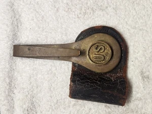 Clip de cinturón original del ejército de EE. UU. - Roseta de latón "EE. UU." con respaldo de cuero - indio - Imagen 1 de 6