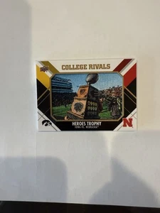 2015 Upper Deck - College Tribute Patch Iowa vs. Nebraska Heroes Trophy #CM-218 - Foto 1 di 2
