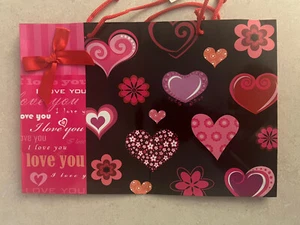 Lote de 12 bolsas de regalo con estampado temático de San Valentín 4 juegos de 3 con 4 diseños - Imagen 1 de 7