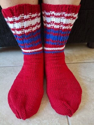 Calcetines tejidos a mano 100% lana con rayas, rojo con blanco/azul (W talla 8-9) Foto 1 de 3