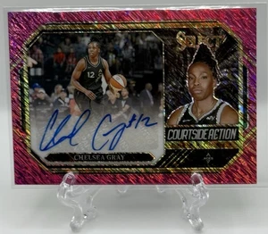 Chelsea Gray 2024 Panini WNBA Select Courtside Action Pink Shimmer FOTL Auto /5! - Foto 1 di 3