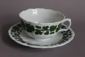 Meissen Weinlaub Teetasse mit Untertasse jeweils kleiner Chip - Picture 1 of 11