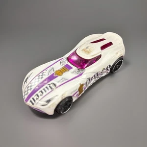 Hot Wheels Velocita BDD03 bianco viola auto da corsa serie scacco matto - Foto 1 di 7