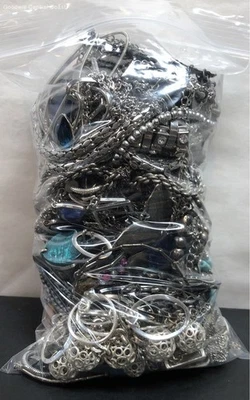 3 Pfund 11,4 Unzen sortiert silberfarben Modeschmuck Wundertüte - Bild 1 von 4