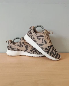 Nike Roshe One Sneaker Jacquard Braun Schwarz Muster Laufen Damen UK 5,5 - Bild 1 von 9