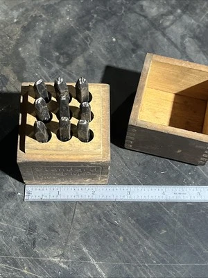 Estampillas perforadas de acero estándar hechas en banco números 0-9 números 1/8”. Loc 17A Foto 1 de 3