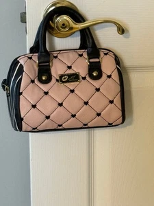 BETSEY JOHNSON DAMEN MINI GESTEPPTE HANDTASCHE. HELLROSA SCHWARZE HERZEN REIßVERSCHLUSS - Bild 1 von 6
