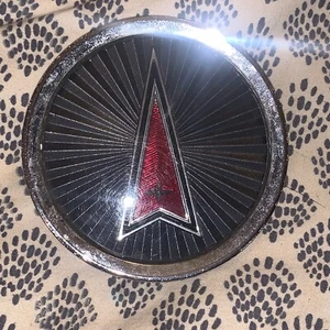 Vintage Pontiac Arrow Hood Nose Emblem Round Deco Style Cool 60s? 70s? - Bild 1 von 6