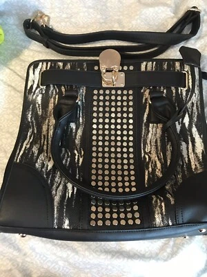 Bolso de mano grande con tachuelas para mujer Foto 1 de 4