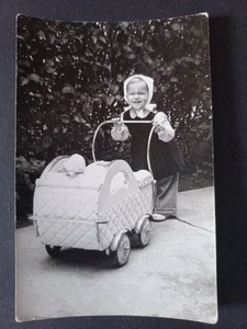 Vintage Foto 1950er Kinderportrait Mädchen mit Puppenwagen draußen Ungarn - Bild 1 von 1