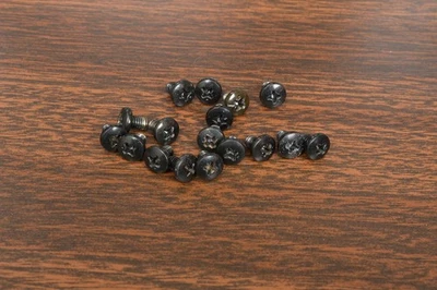 VITI PER ARMADI ESTERNI DA ICOM IC-761 765 781 970A 970H R9000 (Lotto G) - Immagine 1 di 2