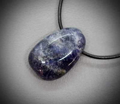 WASSERSAPHIR IOLITH EDELSTEIN-ANHÄNGER TROMMELSTEIN - gebohrt- mit Lederband #D - Bild 1 von 2