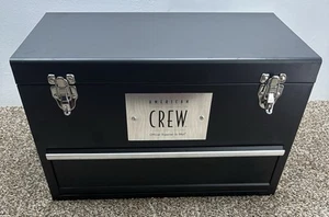 Caja de herramientas de esquina de representante de ventas utilitaria/presentación de metal negro American Crew para hombre - Imagen 1 de 10