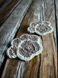 Posavasos de café para beber con patas de perro de ganchillo - Juego de 2 - Adorable regalo marrón marfil - Imagen 1 de 3