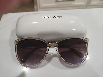 Gafas de sol Nine West cuadradas translúcidas malvas para mujer con estuche rígido Nine West UV  Foto 1 de 4