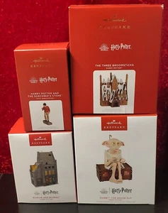 distintivo harry potter ornamenti lotto/4 Dobby, 3 manici di scopa, Borgin & Burkes & 20th - Foto 1 di 4