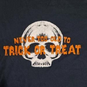 Camisa Calavera Halloween Para Hombres Mediana Negra Nunca Demasiada Vieja Para Engañar o Tratar Gráfico - Imagen 1 de 6