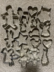 18 tagliabiscotti vintage e mod in metallo forme e misure assortite - Foto 1 di 13