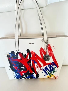 NEU MIT ETIKETT DKNY BRYANT MEDIUM BEUTELTASCHE SCHULTERTASCHE HANDTASCHE WEISS MIT GRAFFITI 178 $ - Bild 1 von 7