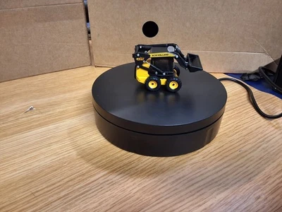 DIE-CAST 1.87 UNIVERSAL HOBBIES NEW HOLLAND L175 WHEELED SKID LOADER - Image 1 of 4