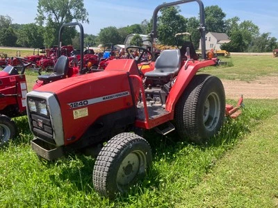Tractor Massey Ferguson 1240, 4x4 con cortacésped Foto 1 de 4
