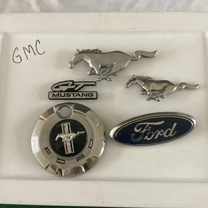 Lote de 5 emblemas Ford Mustang emblema de parrilla de pony para correr 1999 2004 4R33-8A224A + - Imagen 1 de 5