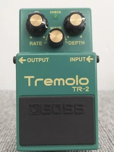 Boss TR-2 - Tremolo Guitar Effect Pedal - from Japan - Color is Green - Picture 1 of 5