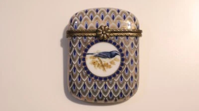 Ancien Pilulier en porcelaine émaillée bleu or motif d’oiseaux XXe siècle - Photo 1/4
