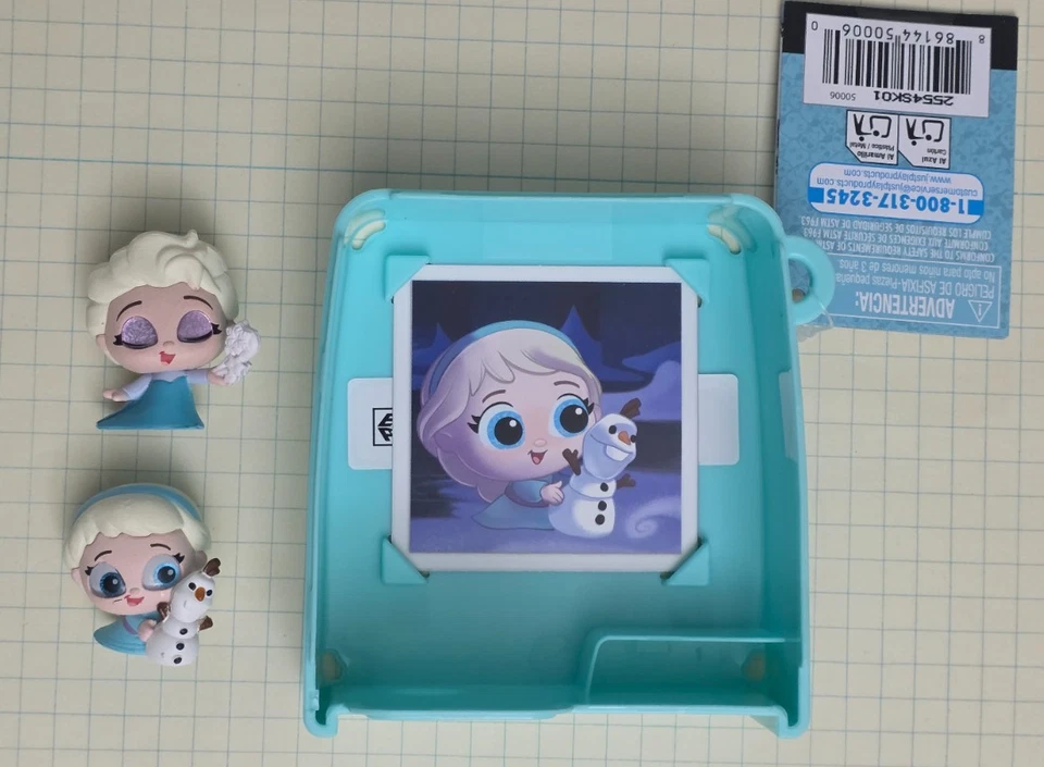 Elsa joven y vieja con tarjeta y estuche - Disney Doorables 13 recuerda cuándo Foto 1 de 1