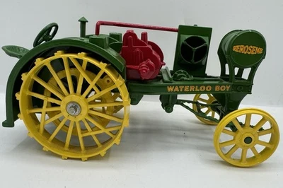 Ertl John Deere 1915 Model R Waterloo Boy Spielzeugtraktor Maßstab 1:16 sehr schön - Bild 1 von 4