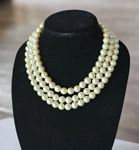 Collar Joyería Vintage Estate Triple Hilo Imitación Perla con Cierre Tono Dorado   - Imagen 1 de 9