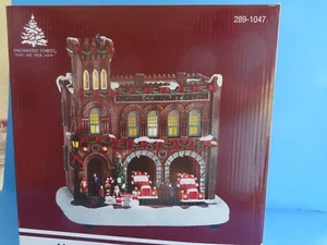 Luces musicales/animadas/LED 2020 Enchanted Forest “Fire Station”; nuevas en caja - Imagen 1 de 2