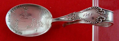 CUCHARA BEBÉ WATSON MANGO CURVO LITTLE MISS MUFFET, 3 1/2", MONO en la parte posterior  Foto 1 de 4