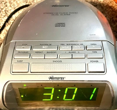 Memorex MC-2842 Silver Dual Alarm Clock AM/FM Radio CD Player Stereo - Image 1 of 4